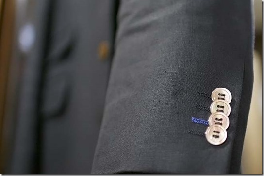 ジャケットの袖、貝ボタン