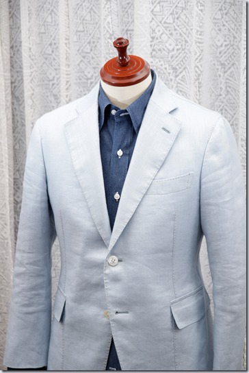 紺のデニムシャツに水色のジャケット