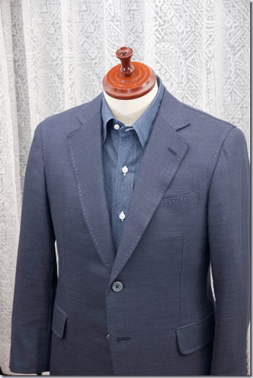 紺のジャケットに紺のデニムシャツ