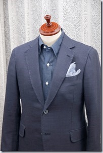 紺のデニムシャツに紺のジャケットとポケットチーフ