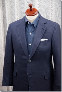 紺のデニムシャツに紺のジャケットとポケットチーフ