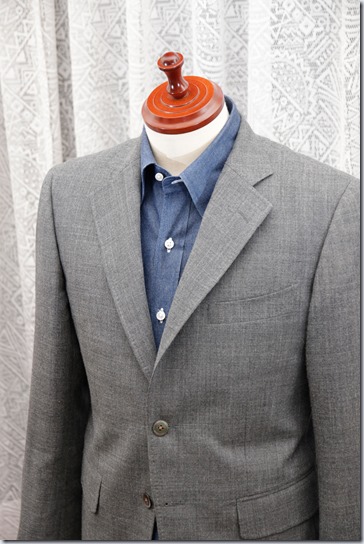 紺のデニムシャツにグレイのジャケット