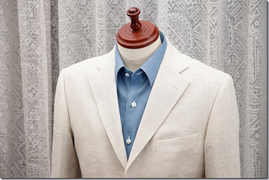 水色のデニムシャツと白いジャケット