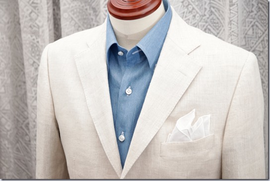 水色のデニムシャツと白いジャケットにポケットチーフ