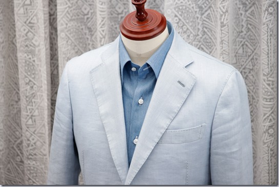 水色のデニムシャツに水色のジャケット
