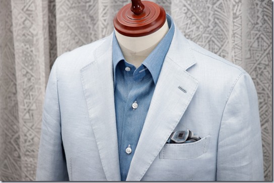 水色のデニムシャツに水色のジャケットとポケットチーフ