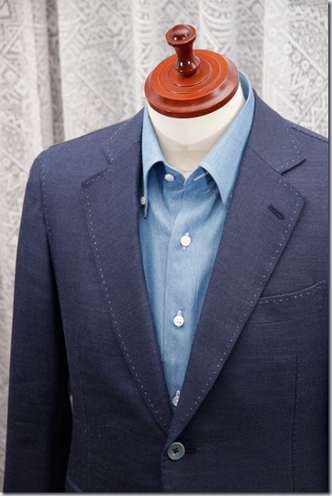 水色のジャケットに紺のジャケット