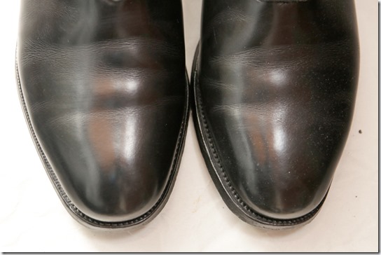 黒い革靴のつま先