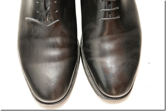 黒い革靴のつま先