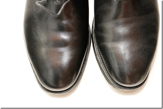 黒い革靴のつま先