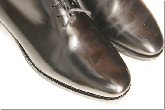 黒い革靴のつま先