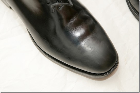 黒い革靴にワックスをつけたところ