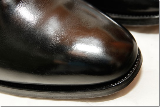 磨かれた黒い革靴