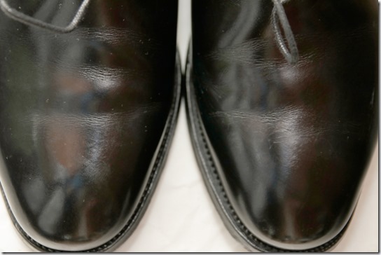 黒い革靴のつま先
