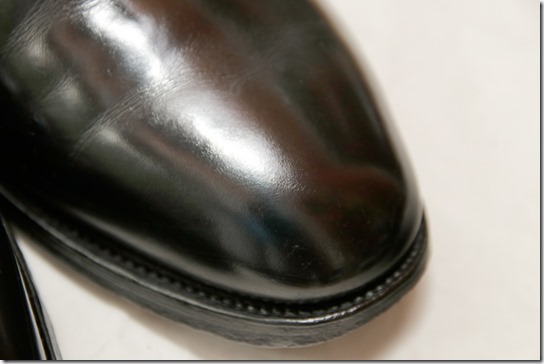黒い革靴のつま先