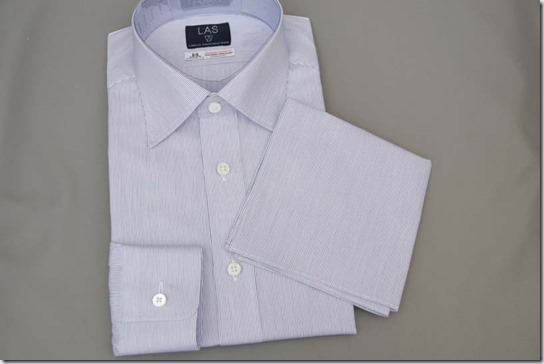 シャツと共地のポケットチーフ