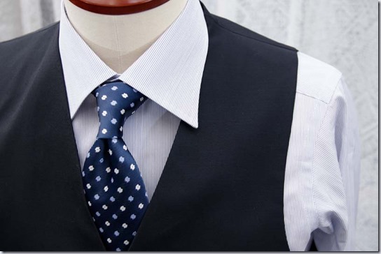 ウェストコート（ベスト）の襟から、シャツ襟が出てしまう例