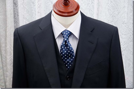 フェールムラカミのシャツにスリーピーススーツを着せた状態