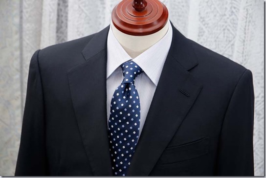 フェールムラカミのシャツにスーツを着せた状態