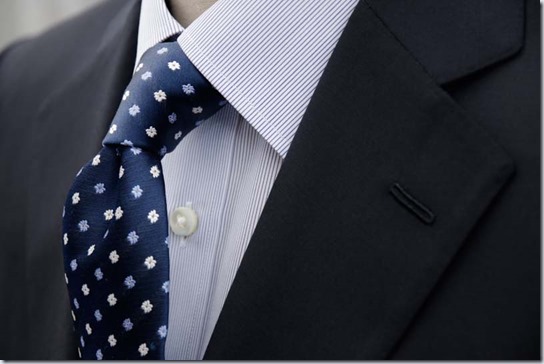 スーツの胸元