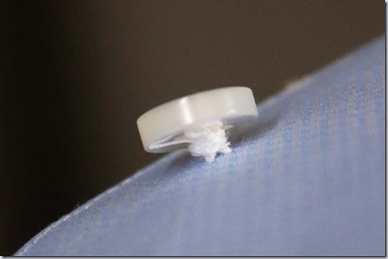 ボタンの付け根に糸を巻き付けた「根巻き」