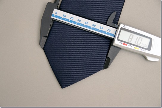 ネクタイの幅を計測しているところ