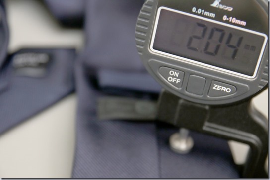 ネクタイの厚さを計測しているところ