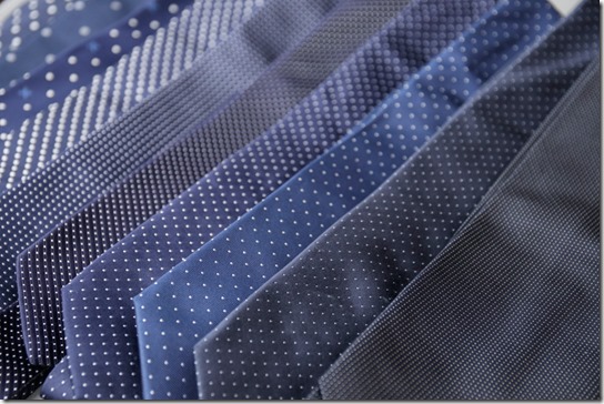 紺色のネクタイ