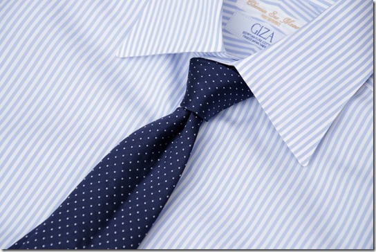 ドット柄ネクタイとシャツ