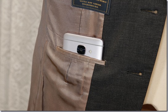 スーツのたばこポケットにスマホを入れたところ