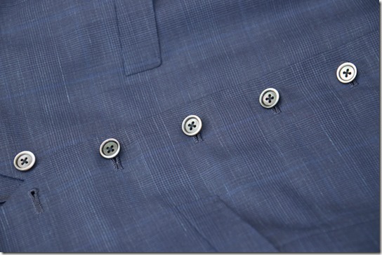 スリーピースベストの黒蝶貝ボタン