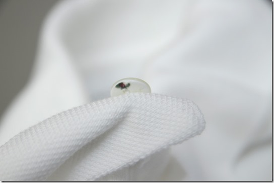 ラコステのポロシャツの高瀬貝ボタン（裏）