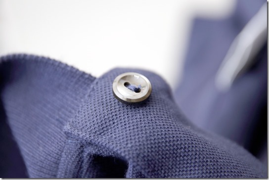 ラコステのポロシャツの黒蝶貝ボタン