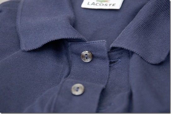 ラコステのポロシャツの黒蝶貝ボタン
